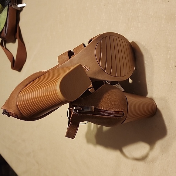 Maurice’s NWT Brandy blocked heels - Picture 3 of 4